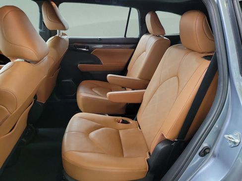 Used 2020 Toyota Highlander Platinum image 9