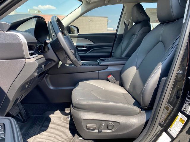 Certified 2025 Toyota Grand Highlander AWD image 16