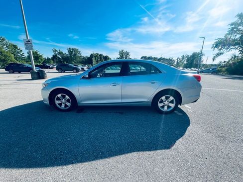 Used 2015 Chevrolet Malibu LT FWD image 2