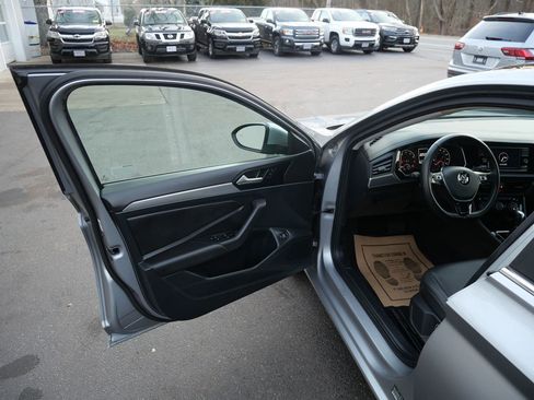 Used 2019 Volkswagen Jetta SE w/ Cold Weather Package image 13