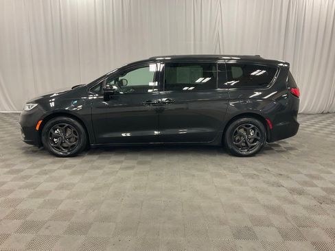 Used 2024 Chrysler Pacifica Premium image 14