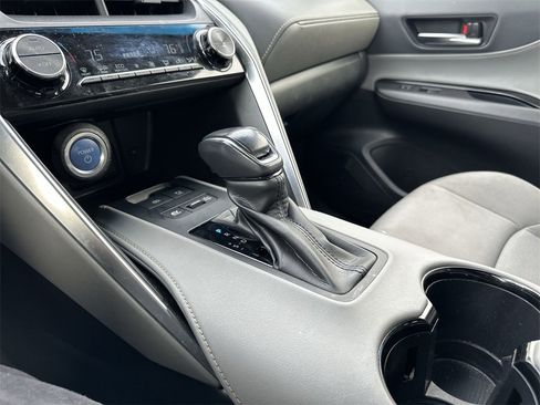 Used 2022 Toyota Venza XLE image 19