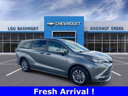 Used 2024 Toyota Sienna LE image 2