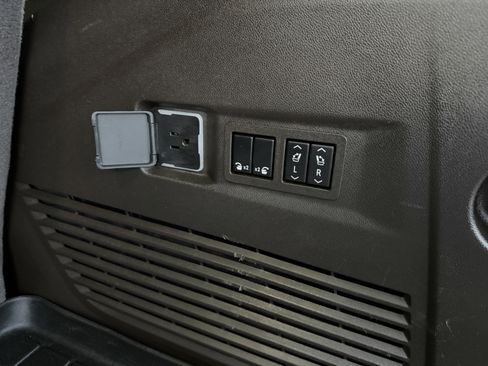 Used 2022 GMC Yukon SLT w/ SLT Luxury Package image 23