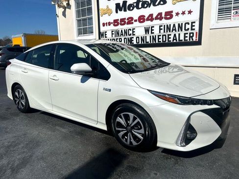 Used 2018 Toyota Prius Prime Premium image 2