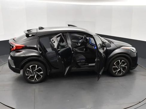 Used 2022 Toyota C-HR XLE image 6