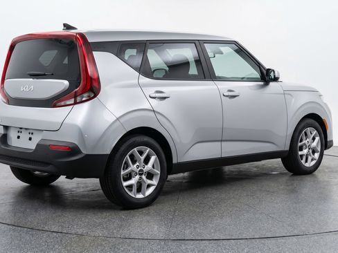 Used 2025 Kia Soul LX w/ LX Technology Package FWD image 9