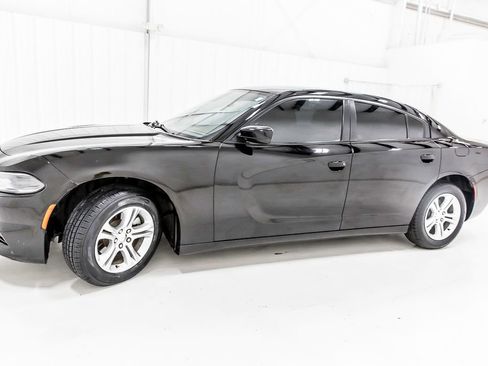 Used 2021 Dodge Charger SXT w/ Leather Interior Group RWD image 3
