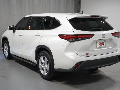 Used 2022 Toyota Highlander LE FWD image 6