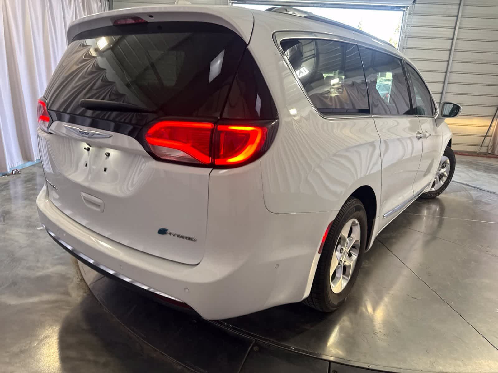 Used 2018 Chrysler Pacifica Limited w/ Advanced Safetytec Group FWD image 4