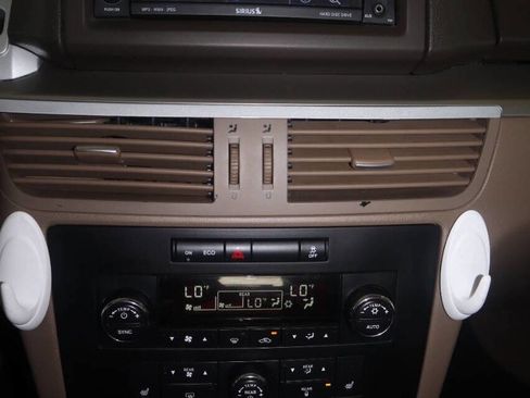 Used 2012 Volkswagen Routan SEL FWD image 37