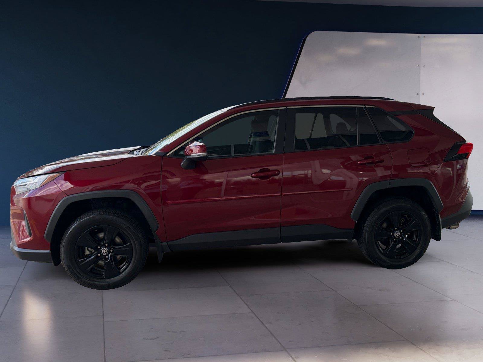 Used 2022 Toyota RAV4 XLE w/ Convenience Package FWD image 2
