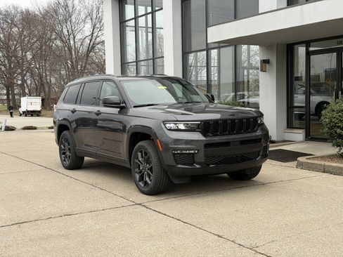 New 2025 Jeep Grand Cherokee L Limited w/ Trailer Tow Package image 2