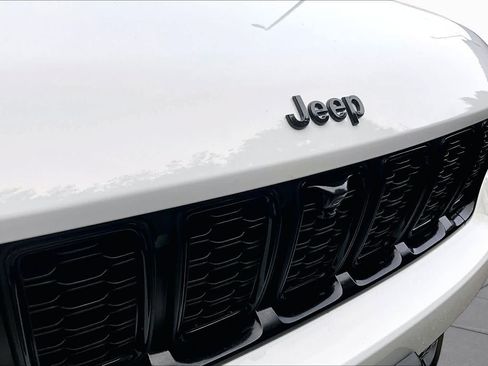 Used 2025 Jeep Grand Cherokee Limited w/ Luxury Tech Group II AWD/4WD image 29