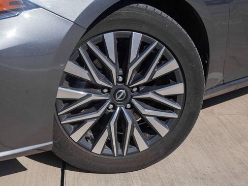 Used 2024 Nissan Altima 2.5 SV image 2