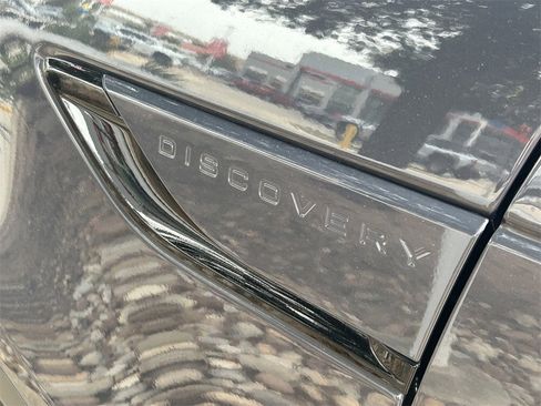 Used 2024 Land Rover Discovery S image 16