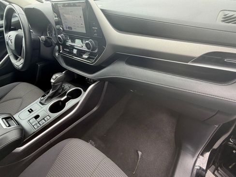 Used 2025 Toyota Highlander LE image 34