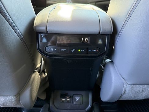 Used 2021 Toyota Highlander Limited image 13