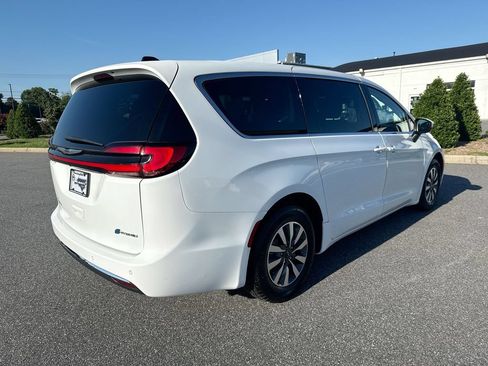 Used 2023 Chrysler Pacifica Touring-L FWD image 6