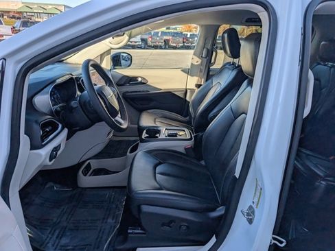 Used 2024 Chrysler Pacifica Touring-L image 2