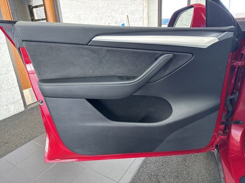 Used 2022 Tesla Model Y Long Range image 37