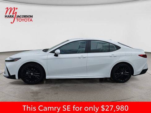 Used 2025 Toyota Camry SE FWD image 15