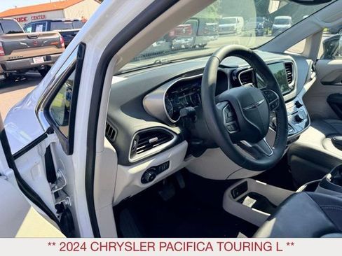 Certified 2024 Chrysler Pacifica Touring-L FWD image 9