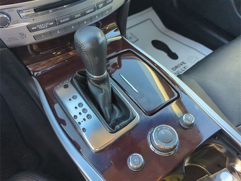 Used 2018 INFINITI Q70 Luxe image 16