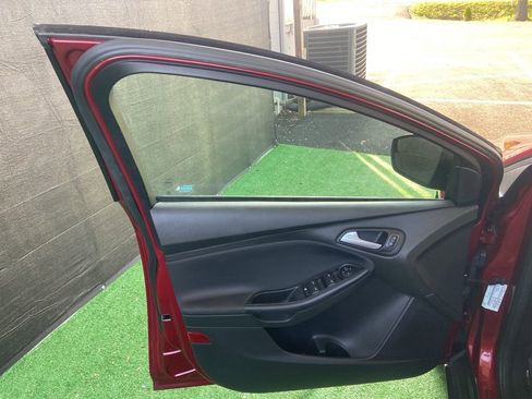 Used 2017 Ford Focus SE image 35