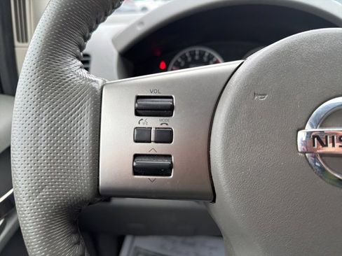 Used 2011 Nissan Frontier SL image 19