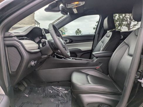 Used 2025 Jeep Compass Limited image 9