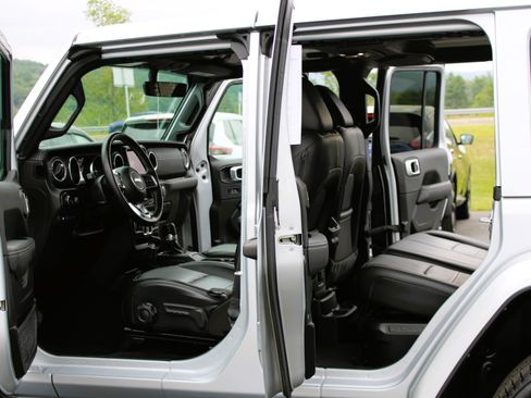 Used 2023 Jeep Wrangler Unlimited Sahara w/ Cold Weather Group AWD/4WD image 15