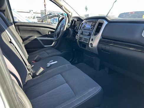 Used 2017 Nissan Titan SV image 10