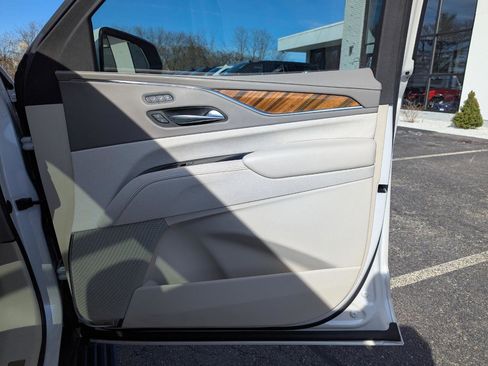 Used 2022 Cadillac Escalade Premium Luxury Platinum AWD/4WD image 29