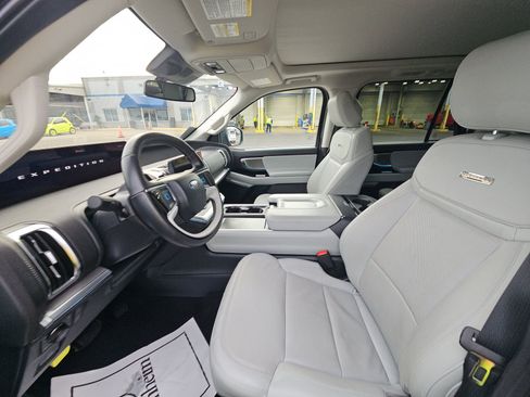 Used 2025 Ford Expedition Platinum image 19