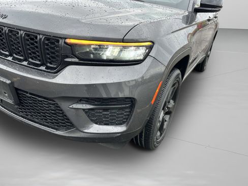 Used 2023 Jeep Grand Cherokee Altitude image 9