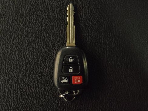 Used 2015 Toyota Camry SE image 32