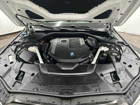 Used 2022 BMW 740i w/ M Sport Package RWD image 13