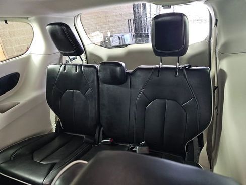 Used 2021 Chrysler Pacifica Limited image 22