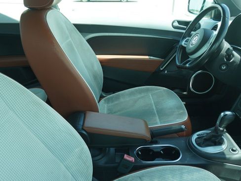 Used 2016 Volkswagen Beetle 1.8T Classic FWD image 8