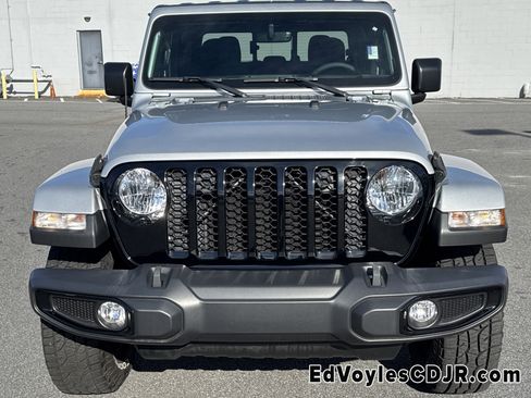 Used 2023 Jeep Gladiator Willys image 9