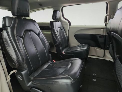Used 2019 Chrysler Pacifica Touring-L FWD image 31