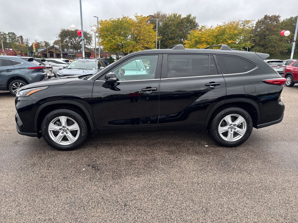 Used 2023 Toyota Highlander LE FWD image 4
