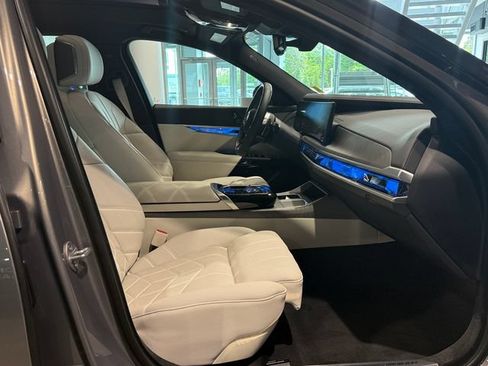 Used 2023 BMW 760i xDrive AWD/4WD image 24
