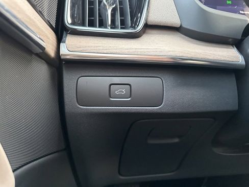 Certified 2025 Volvo XC90 B5 Plus image 32