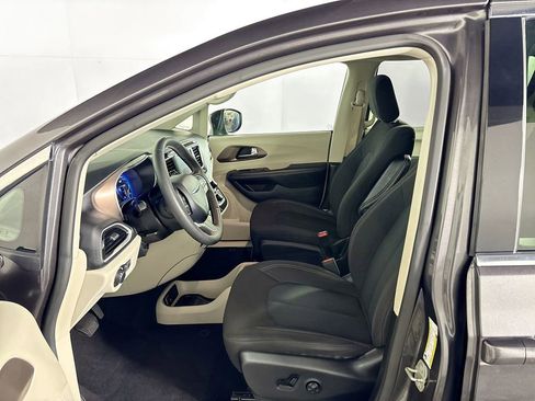 Used 2023 Chrysler Voyager LX FWD image 11
