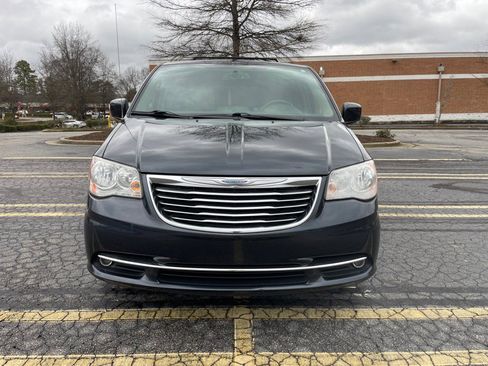 Used 2014 Chrysler Town & Country Touring image 8
