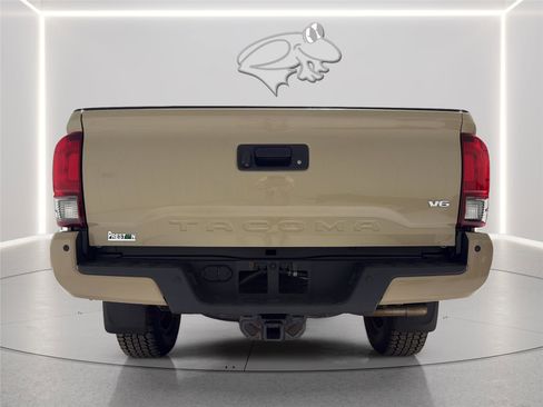 Used 2018 Toyota Tacoma TRD Off-Road w/ Technology Package AWD/4WD image 9