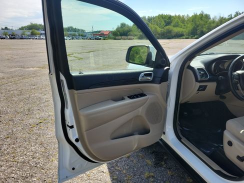 Used 2021 Jeep Grand Cherokee Laredo AWD/4WD image 15