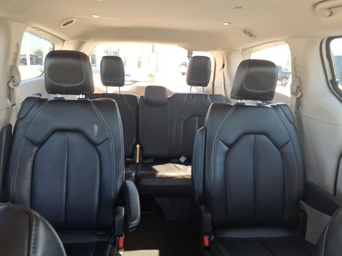 Used 2023 Chrysler Pacifica Touring-L image 23